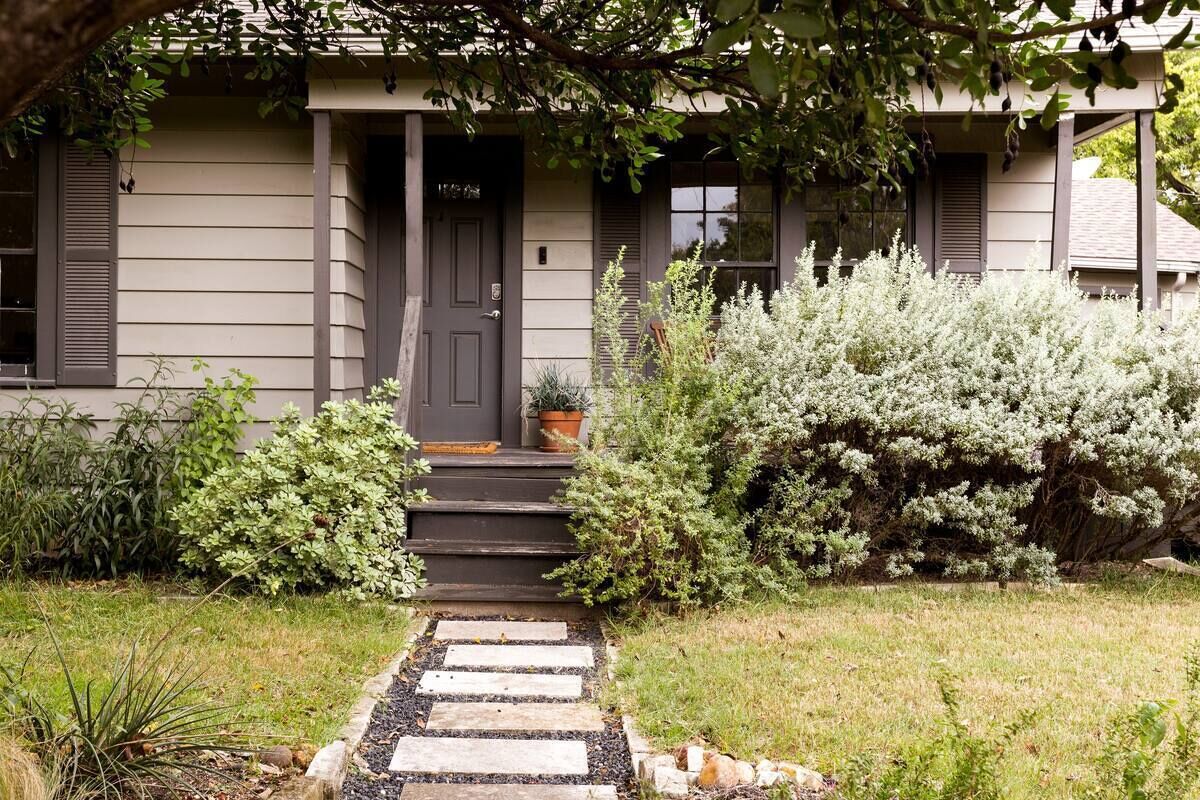 Brentwood Bungalow, Private Yard, Quiet Neighborhood, Near Restaurants and Shops