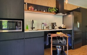 Kylskåp, mikrovågsugn, ugn och spishäll