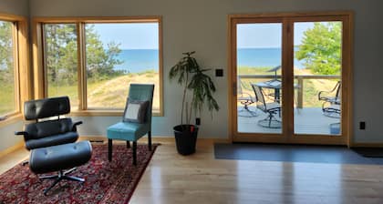 Luxurious beachfront retreat on Lake Superior!