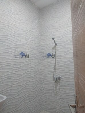 Douche, baignoire à jets, sèche-cheveux, bidet