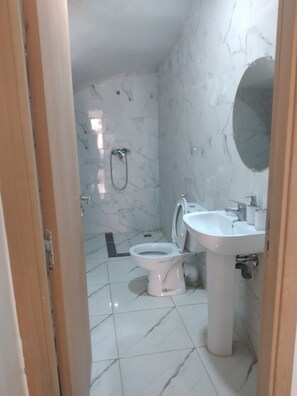 Dusche, Whirlpool, Haartrockner, Bidet