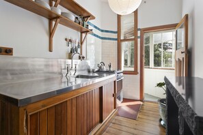 Deluxe Apartment | Private kitchen - Heritage Apartment on City Fringe (Auckland)