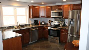 Rumah, 1 Tempat Tidur King, dapur, pemandangan kota | Dapur pribadi | Lemari es, microwave, oven, dan kompor