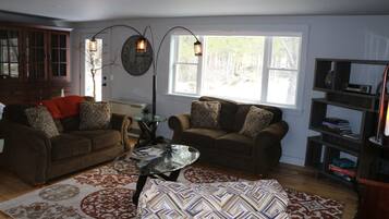 Rumah, 1 Tempat Tidur King, dapur, pemandangan kota | Area keluarga | Televisi 40-inci dengan saluran TV kabel dan pemutar DVD