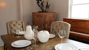 House, 1 King Bed, Kitchen, City View | Dining