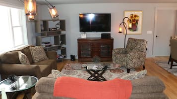 Rumah, 1 Tempat Tidur King, dapur, pemandangan kota | Area keluarga | Televisi 40-inci dengan saluran TV kabel dan pemutar DVD