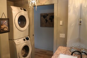 House, 1 King Bed, Kitchen, City View | Interior - Lilypad (Blue Hill)