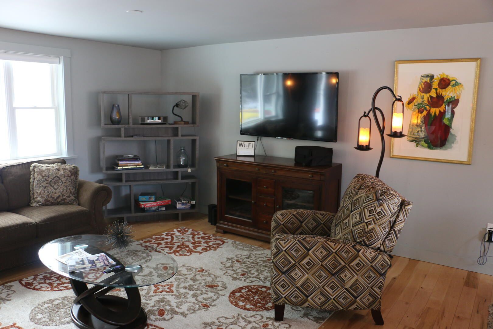 House, 1 King Bed, Kitchen, City View | Living area | 40-inch TV with cable channels, DVD player