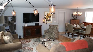 Rumah, 1 Tempat Tidur King, dapur, pemandangan kota | Area keluarga | Televisi 40-inci dengan saluran TV kabel dan pemutar DVD