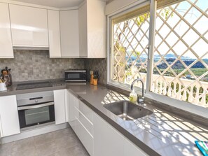 Fridge, microwave, oven, dishwasher - Beautiful villa with private swimming pool (Salobreña)