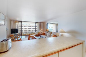 Fernseher, DVD-Player, Bücher, Stereoanlage