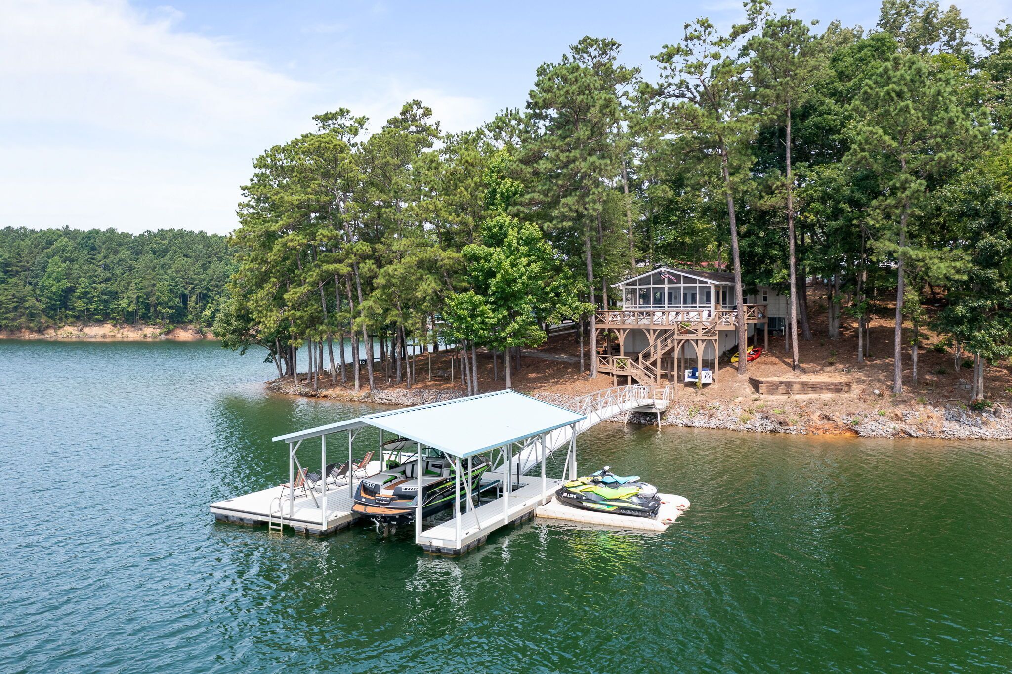Miss Lazy Blue, a true relaxing cottage located right on Smith Lake.