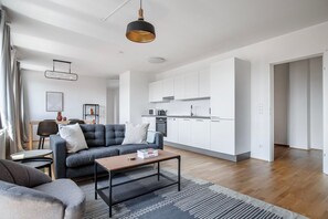 TV, stereo - Lovely Mariahilf 2BR w/ Elevator, nr Shops & Cafes, by Blueground (Vienna)