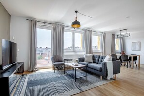 TV, stereo - Lovely Mariahilf 2BR w/ Elevator, nr Shops & Cafes, by Blueground (Vienna)
