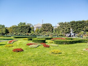 Property grounds - Amazing Josefstadt 1BR w/ Elevator & Cellar, nr Bars, by Blueground (Vienna)