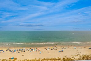 On the beach - 14th floor oceanfront condo w/pools, hot tubs, lazy river & central AC (North Myrtle Beach)