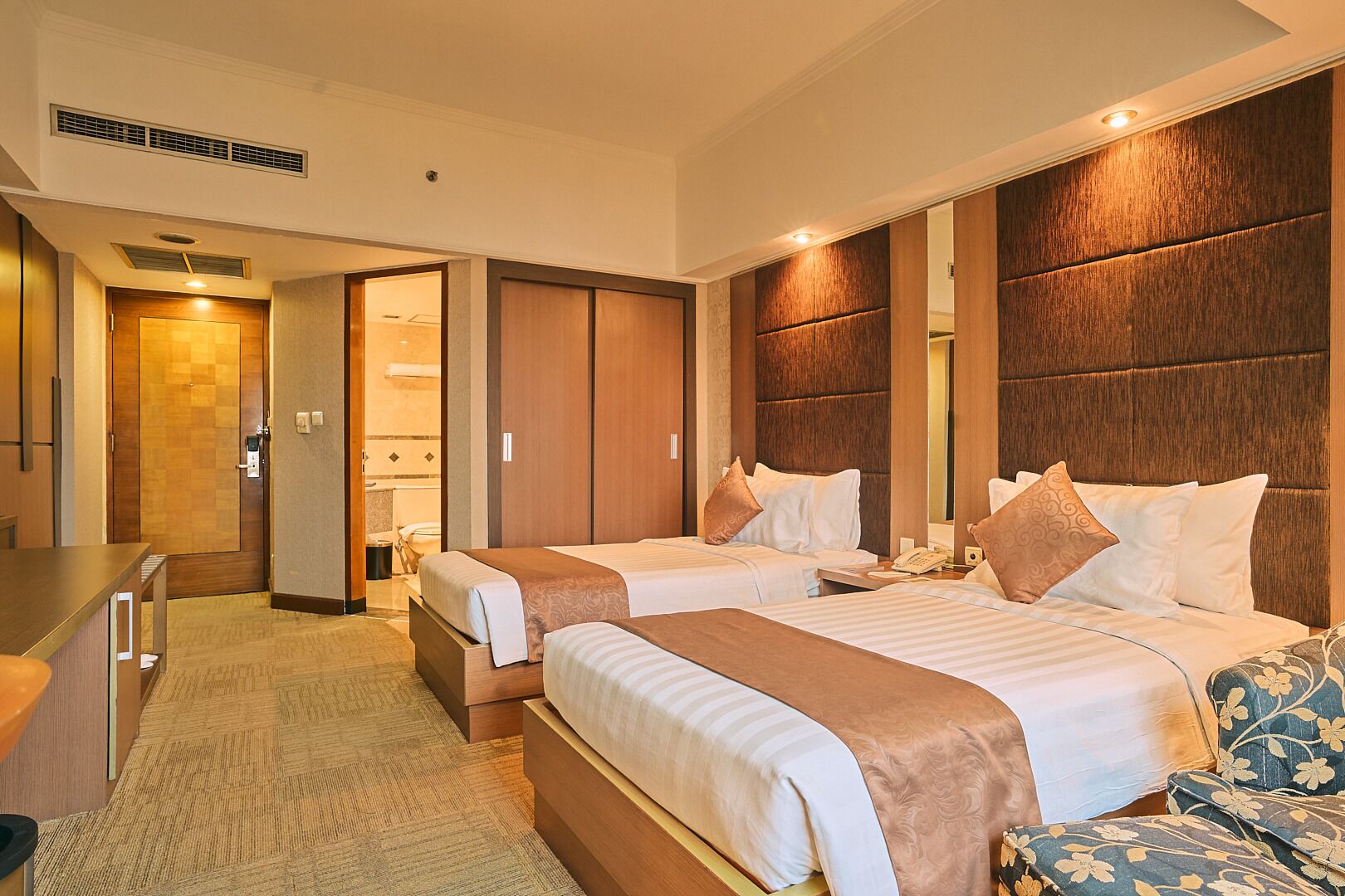 Habitación Deluxe con 2 camas individuales | Ropa de cama de alta calidad, minibar, escritorio y wifi gratis 