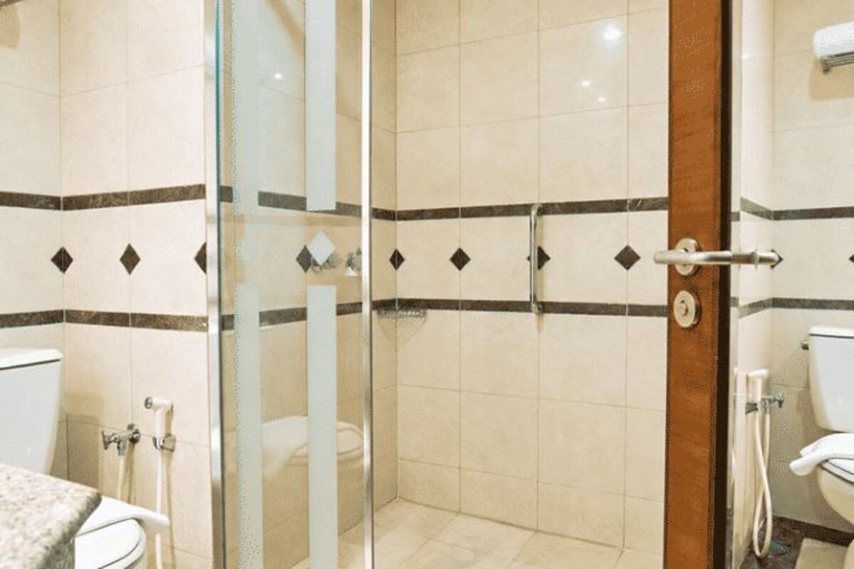 Bathroom | Rainfall showerhead, free toiletries, bidet, towels