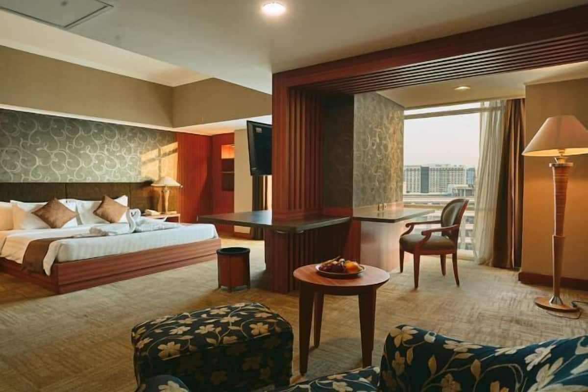 1 bedroom, premium bedding, minibar, desk