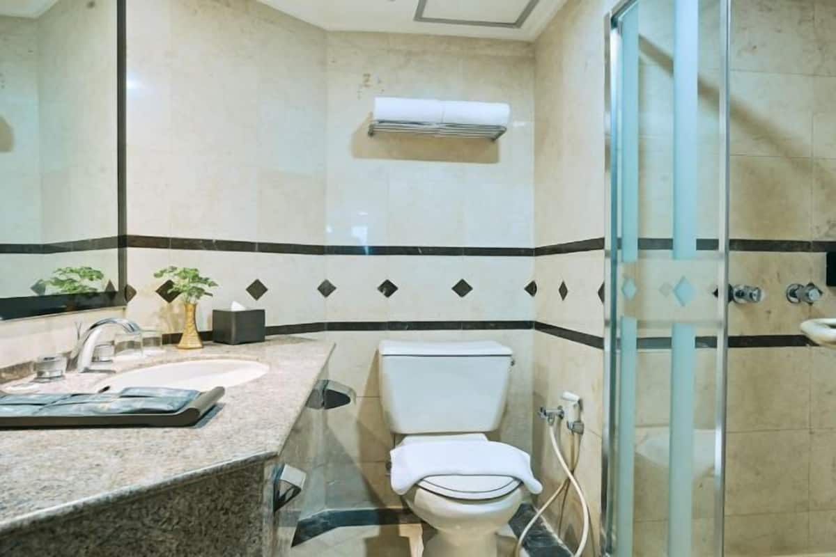 Rainfall showerhead, free toiletries, bidet, towels