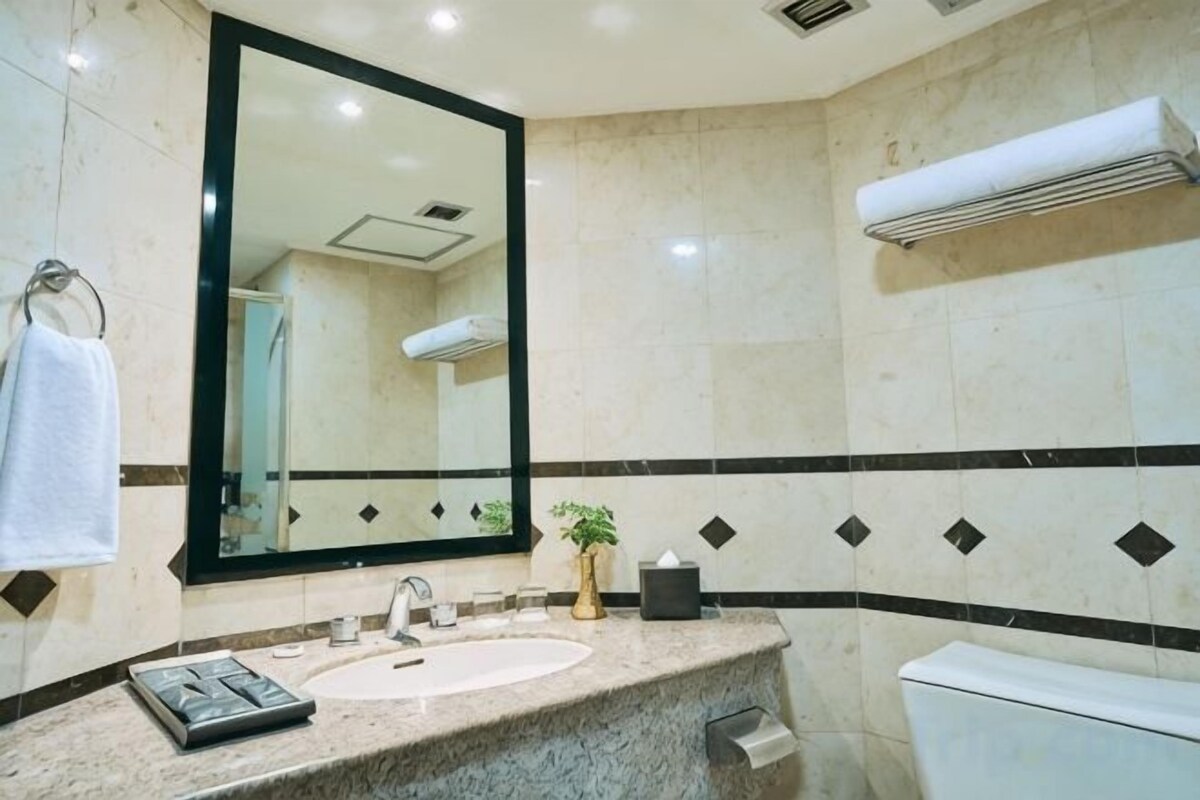 Rainfall showerhead, free toiletries, bidet, towels