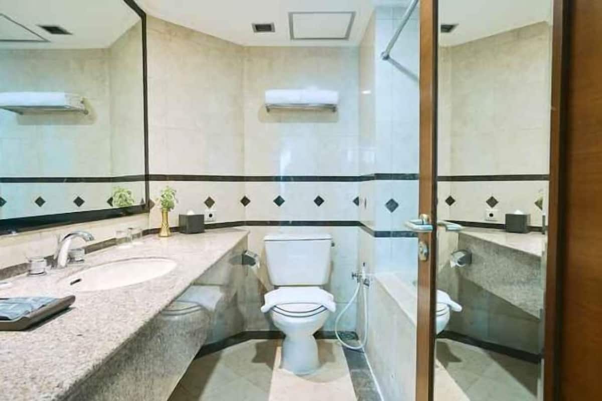 Bathroom | Rainfall showerhead, free toiletries, bidet, towels