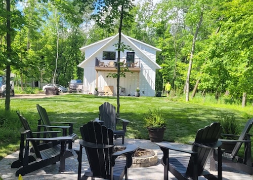 Family-Friendly cozy guesthouse on North Long Lake. 