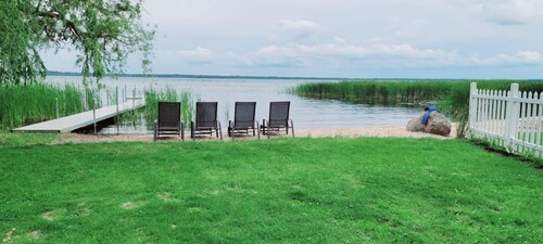 Family-Friendly cozy guesthouse on North Long Lake. 