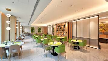 Daily buffet breakfast (CNY 50 per person)