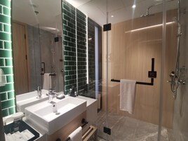 名牌洗护用品、吹风机、浴袍、毛巾