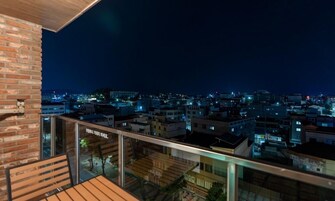 Decoración personalizada, muebles diferentes, escritorio y wifi gratis 