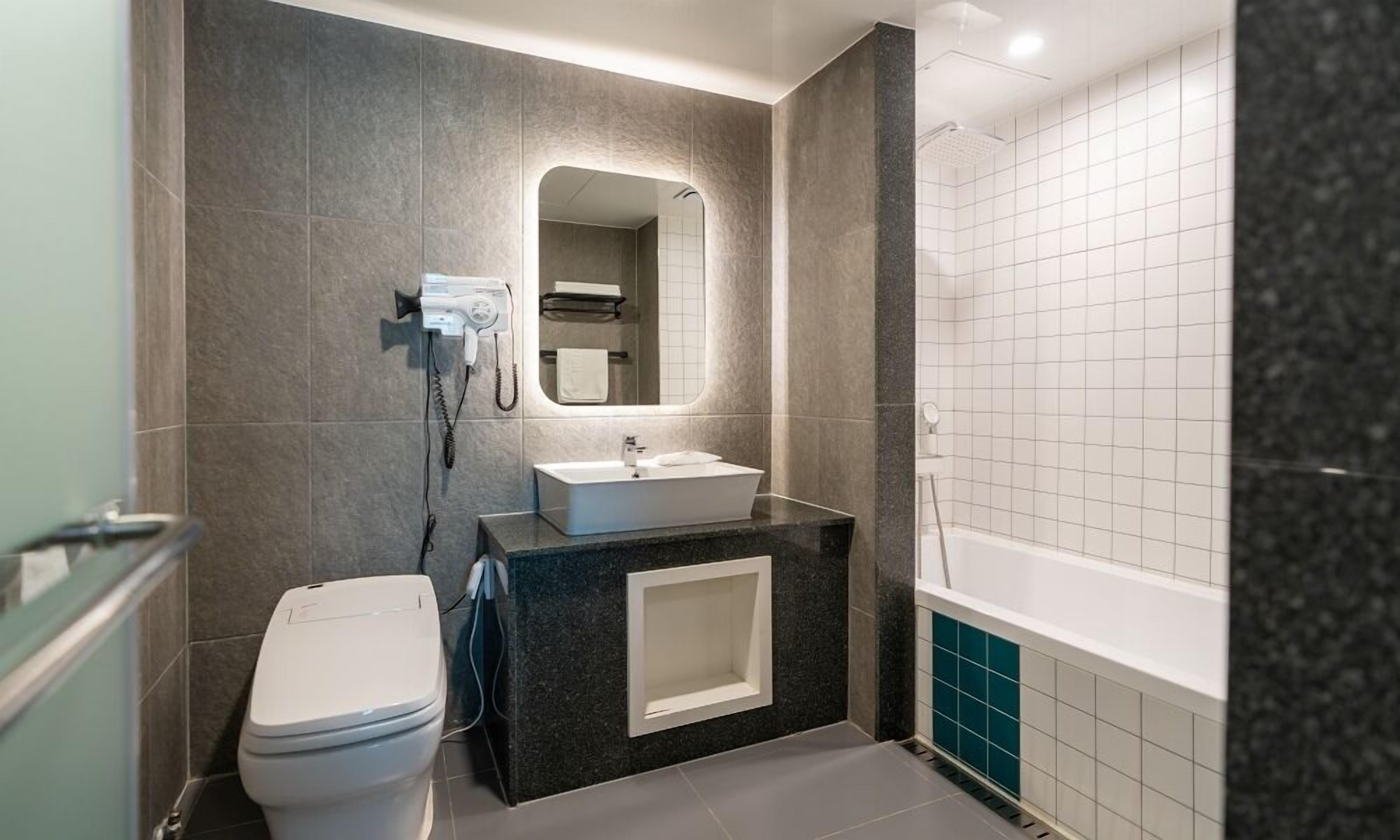 Premium Massage | Salle de bain | Articles de toilette gratuits, sèche-cheveux, peignoirs, chaussons