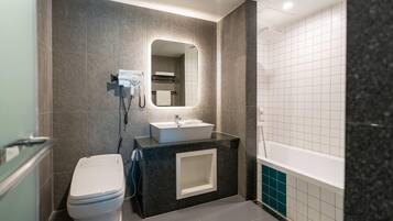 Premium Massage | Salle de bain | Articles de toilette gratuits, sèche-cheveux, peignoirs, chaussons