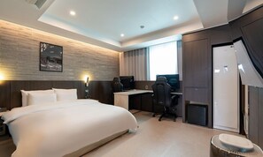 Couple PC | Individually decorated, individually furnished, desk, free WiFi