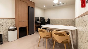 Family & Karaoke Room | Décoration personnalisée, ameublement personnalisé, bureau