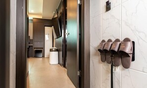 Couple PC | Decoración personalizada, muebles diferentes, escritorio y wifi gratis