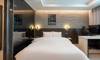 Decoración personalizada, muebles diferentes, escritorio y wifi gratis 