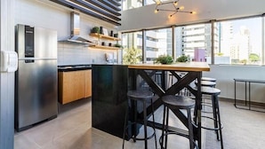 City Studio | Private kitchen | Fridge, microwave, stovetop, cookware/dishes/utensils - VN Vergueiro (São Paulo)