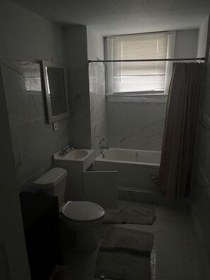 Whirlpool, Haartrockner, Handtücher, Seife