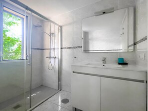 Douche, sèche-cheveux, serviettes fournies