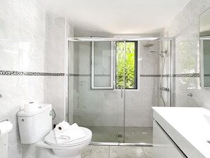 Dusche, Haartrockner, Handtücher