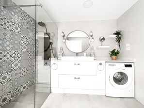 Een douche, een haardroger, handdoeken