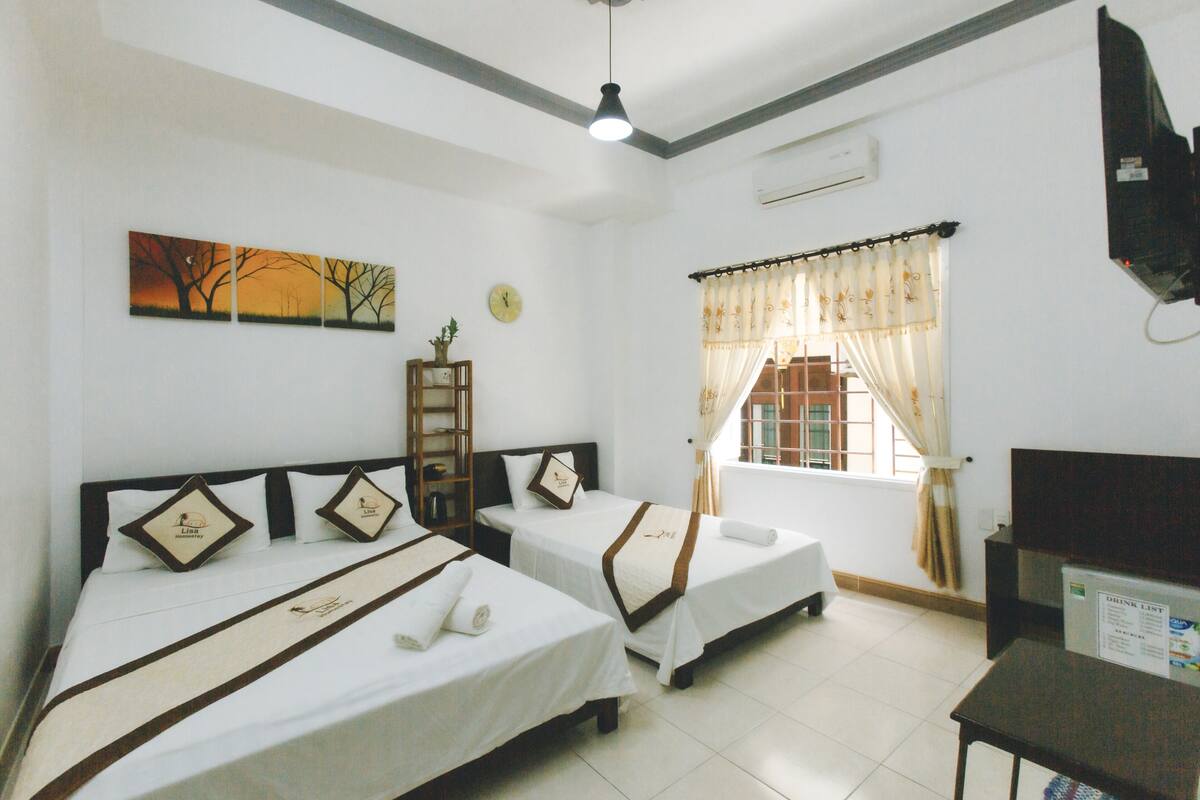Minibar, free WiFi, bed sheets