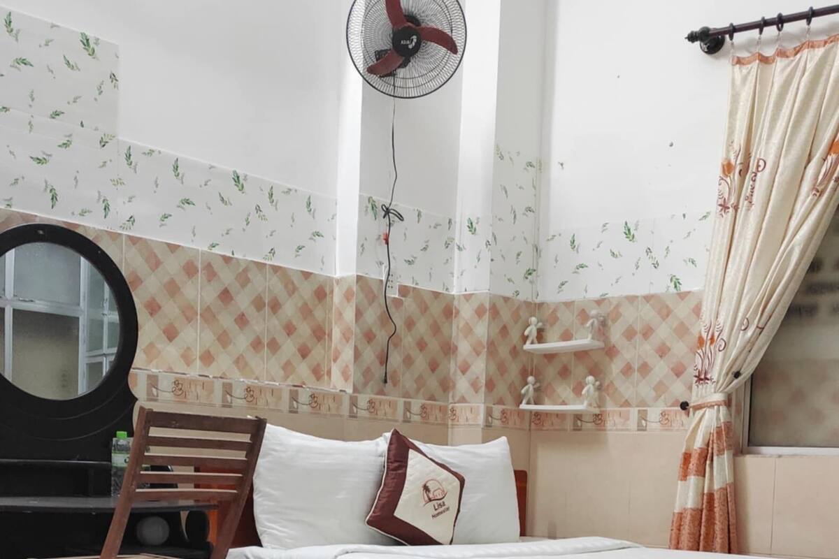 Minibar, free WiFi, bed sheets