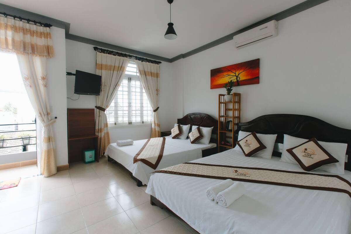Minibar, free WiFi, bed sheets