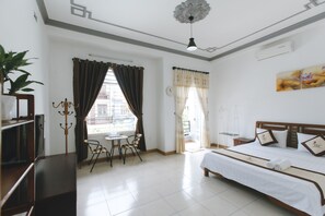 Minibar, free WiFi, bed sheets