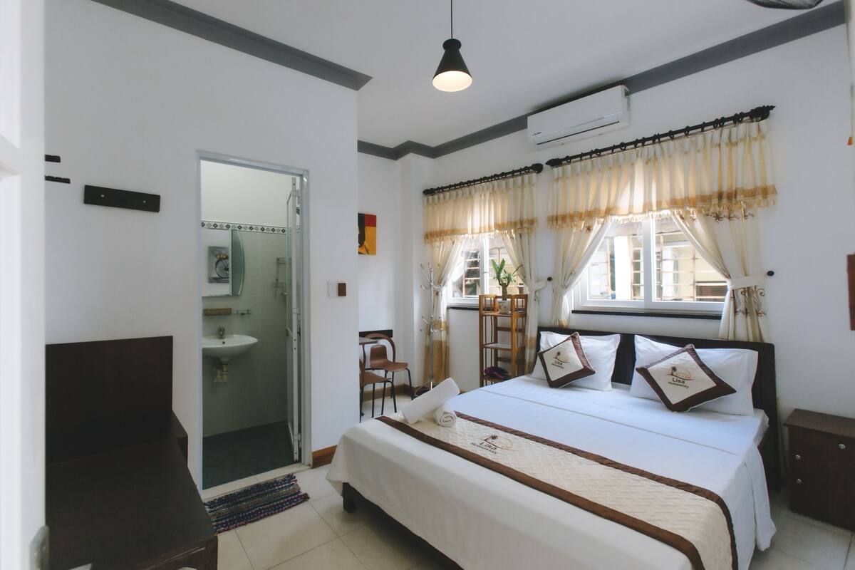 Minibar, free WiFi, bed sheets