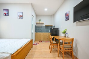 1 bedroom, iron/ironing board, free WiFi - Spacious Studio in Le Van Sy, District 3 - Walk to everywhere (Thành phố Hồ Chí Minh)