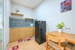 Fridge, microwave, oven, stovetop - Spacious Studio in Le Van Sy, District 3 - Walk to everywhere (Thành phố Hồ Chí Minh)