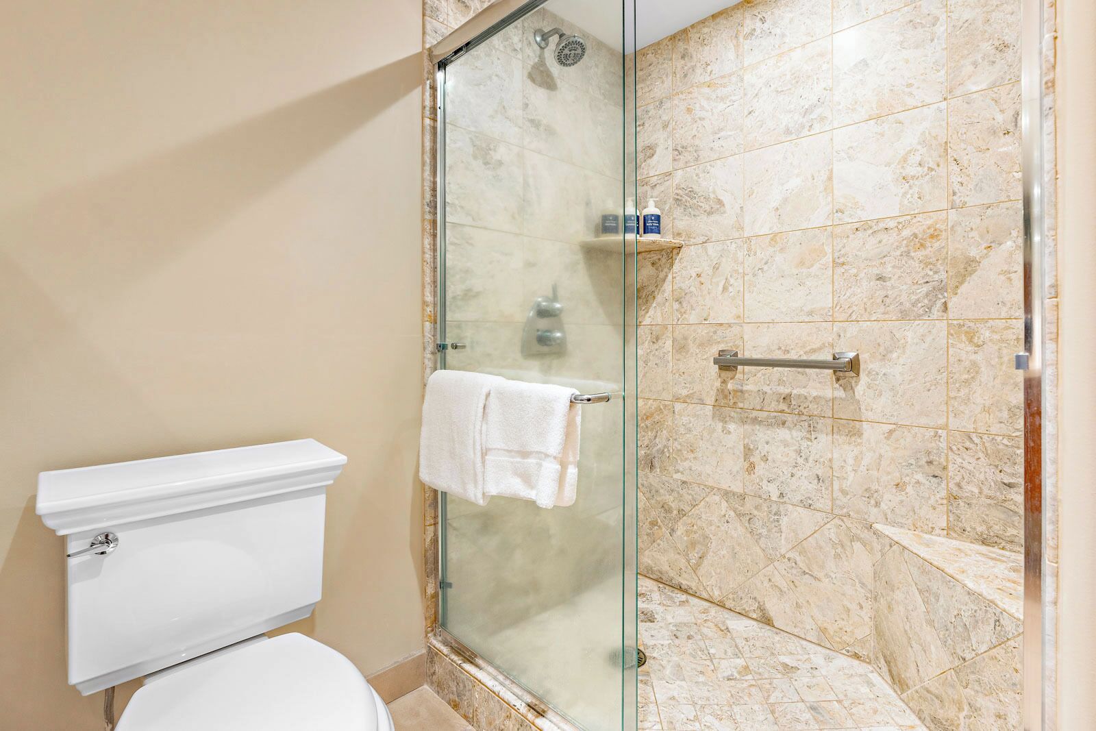 Combined shower/tub, hair dryer, towels